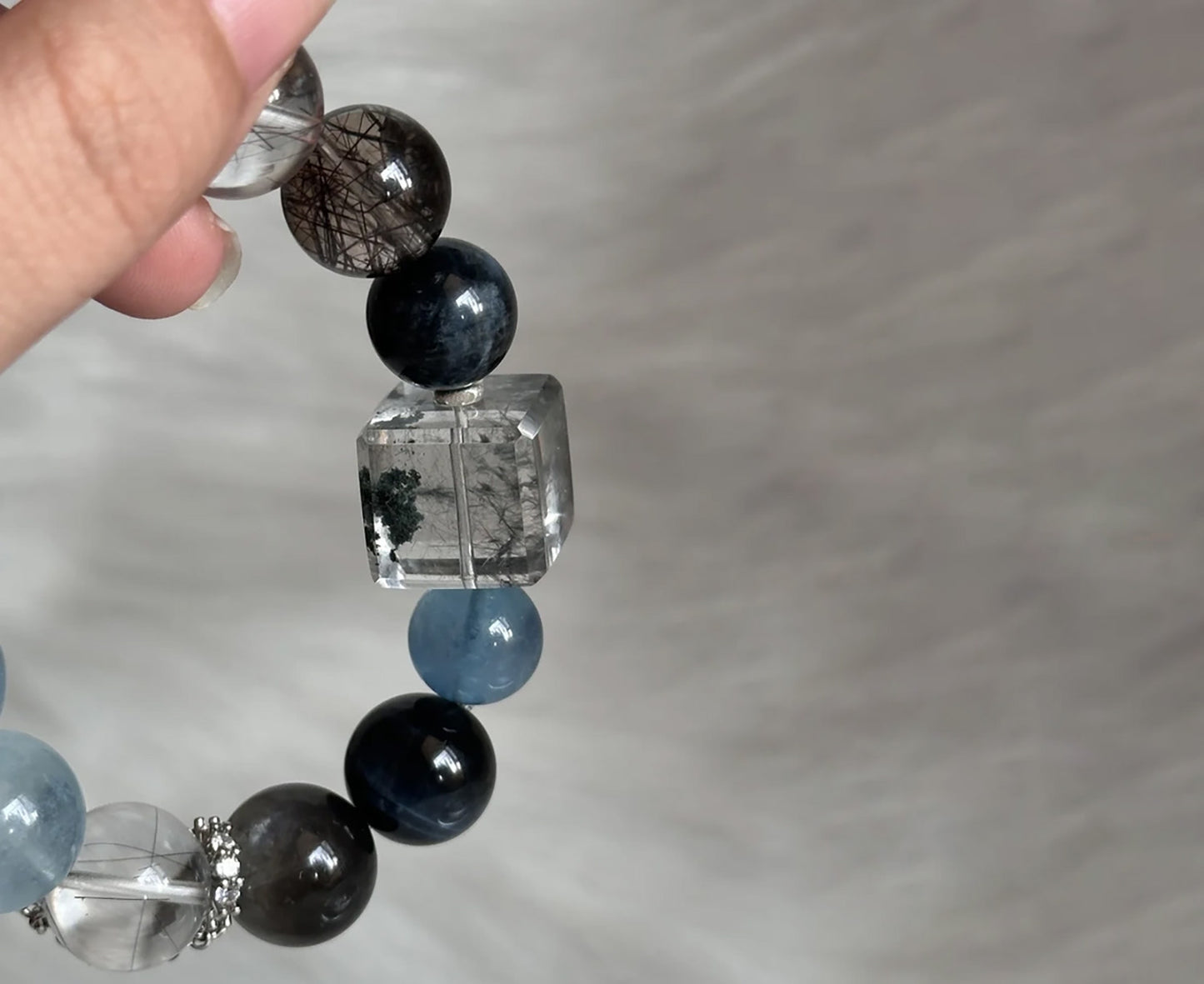 Natural Crystal bracelet ,Emit unique vibrational energies that can harmonize the body’s energy fields (often referred to as "chi" or "prana")