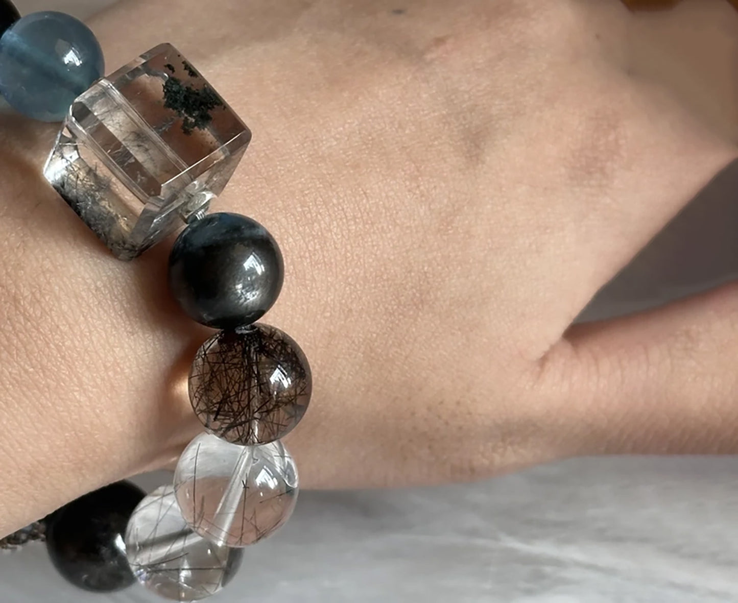 Natural Crystal bracelet ,Emit unique vibrational energies that can harmonize the body’s energy fields (often referred to as "chi" or "prana")